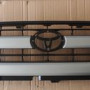 ΜΑΣΚΑ TOYOTA HILUX KDN145/150 '01-'05 2WD ΓΚΡΙ/ΑΣΗΜΙ 125996510